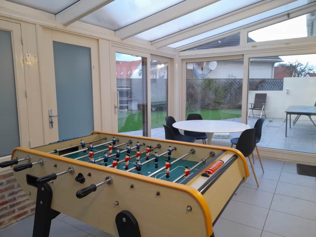 Véranda avec babyfoot et jeux d'enfants