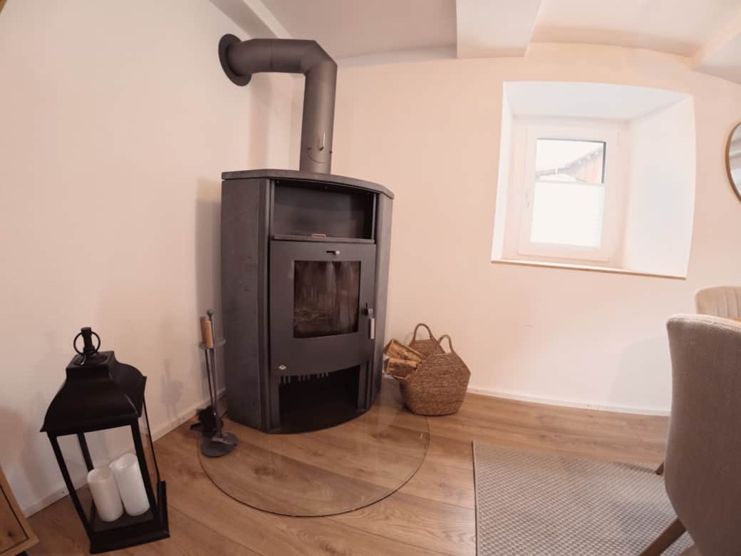 Gemütliches Cheminée, warme Wohlfühlmomente für deinen Aufenthalt im Tgesa Monica