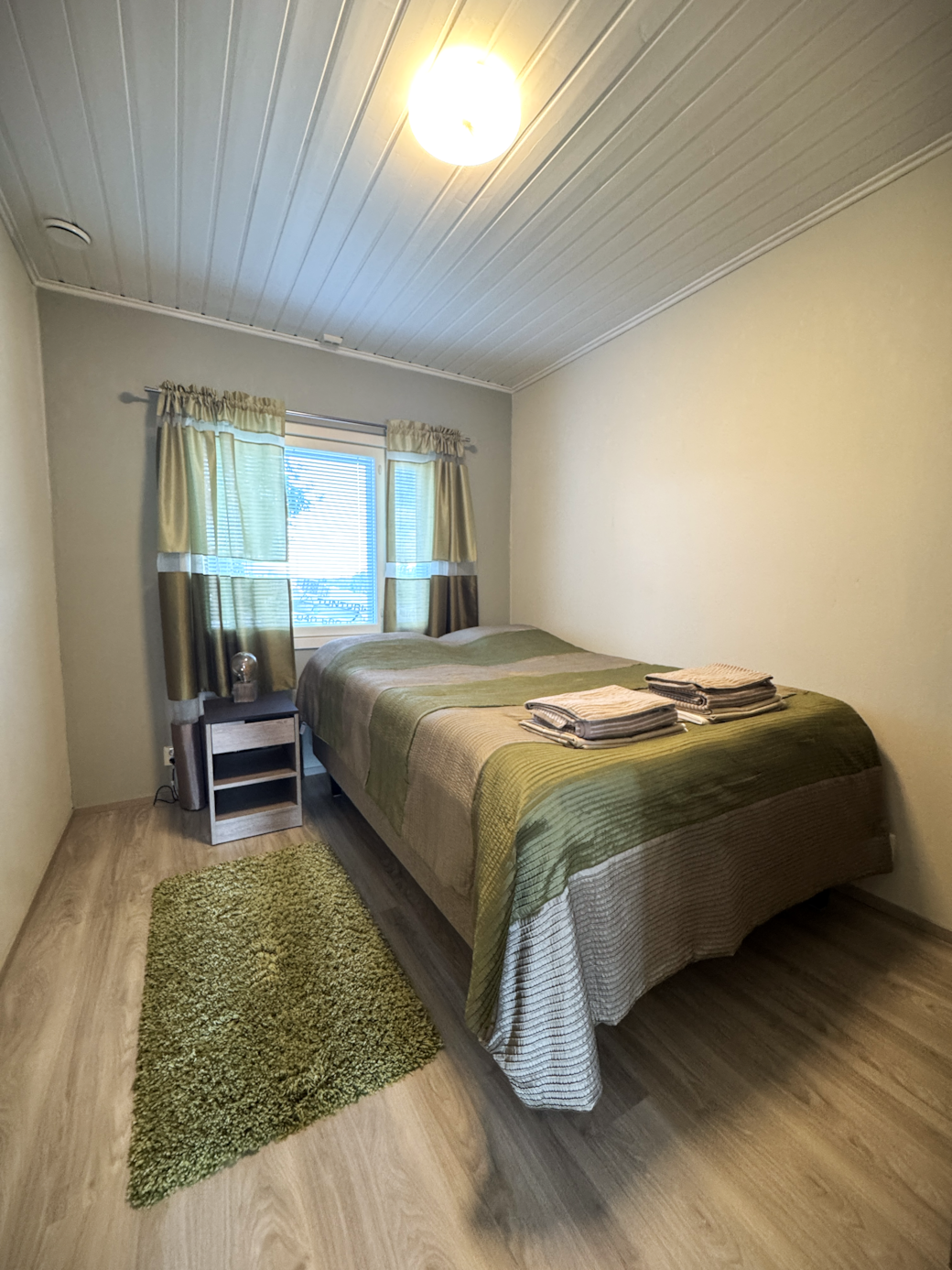 The smaller bedroom has a double bed and a wardrope. The smaller bedroom has a double bed and a wardrope.
