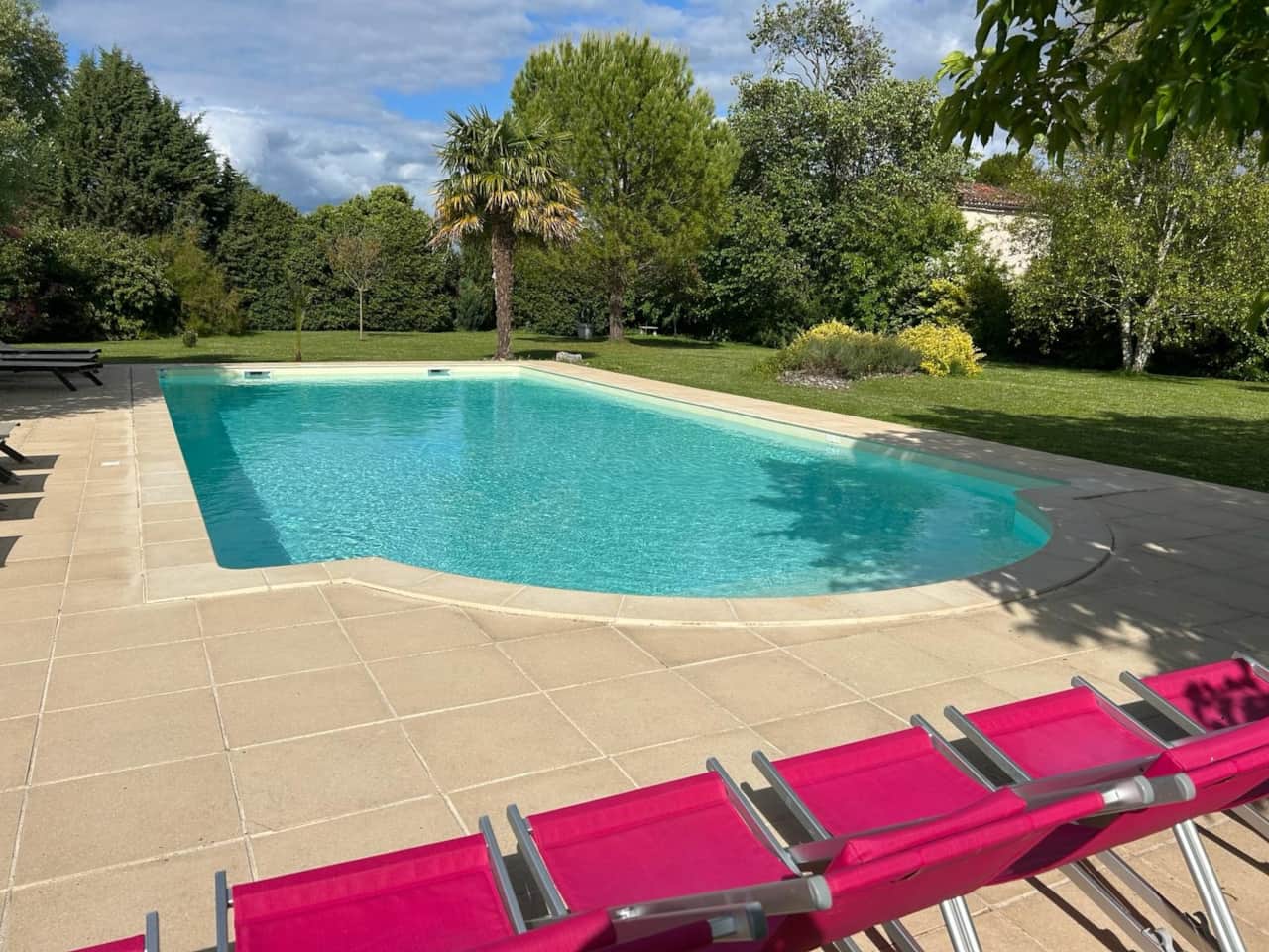 Blick auf den Pool mit Liegestühlen