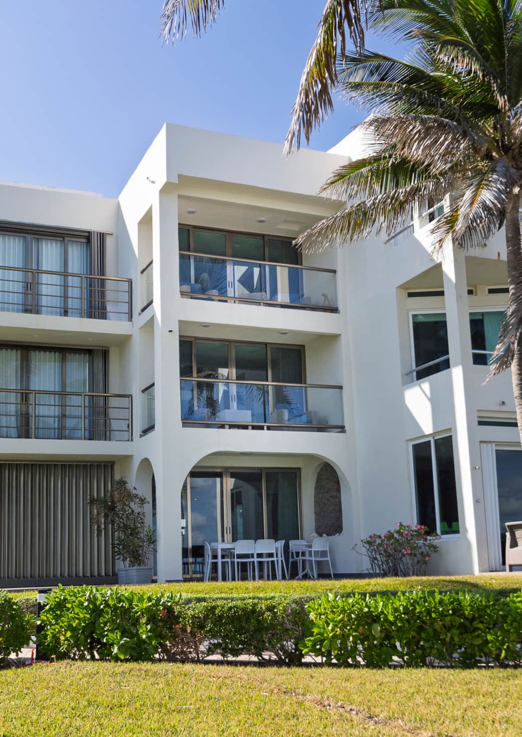 Three levels with a gorgeous view of Laguna Nichupte and the ocean / Caribbean Sea. Three levels with a gorgeous view of Laguna Nichupte and the ocean / Caribbean Sea.