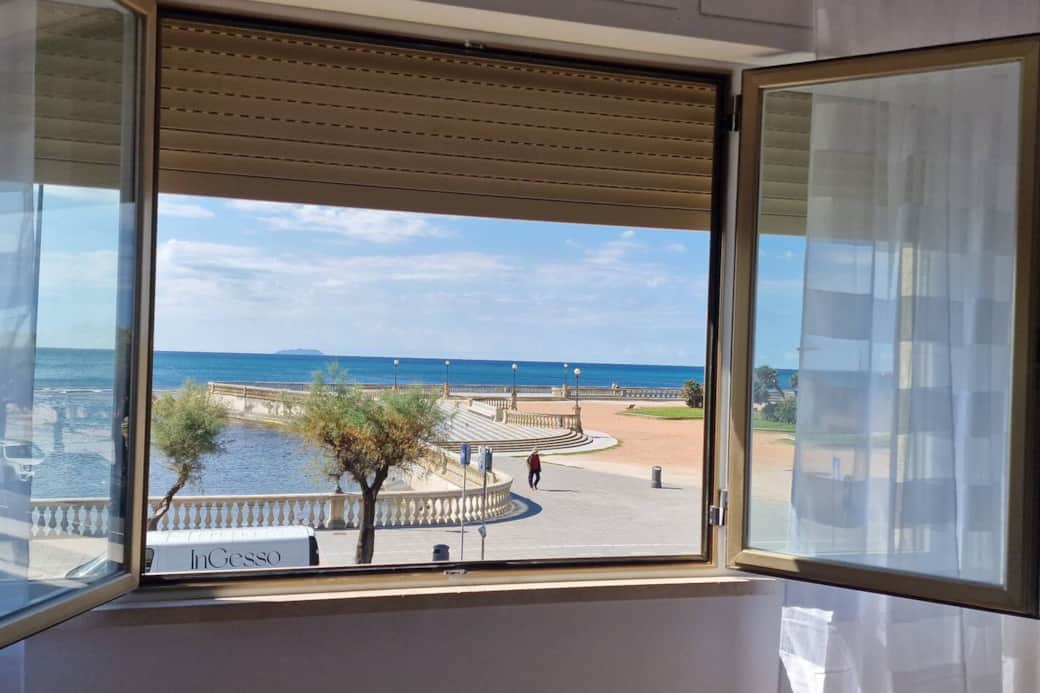 Vista mare giornata di sole