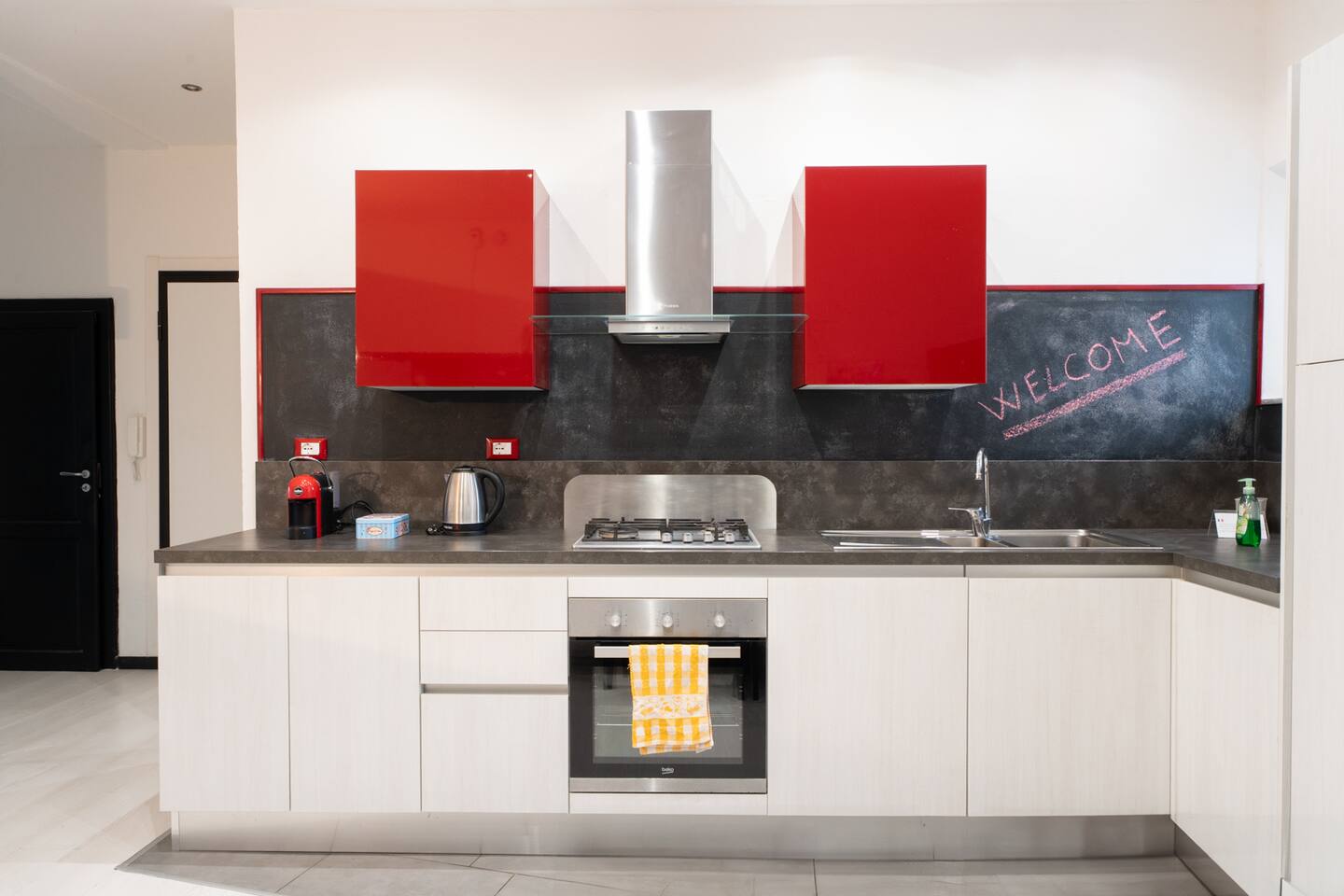 Cucina completa di tutti gli elettrodomestici