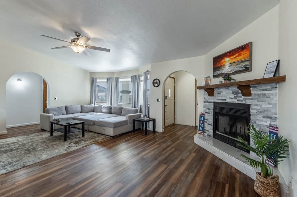 Livingroom with fireplace