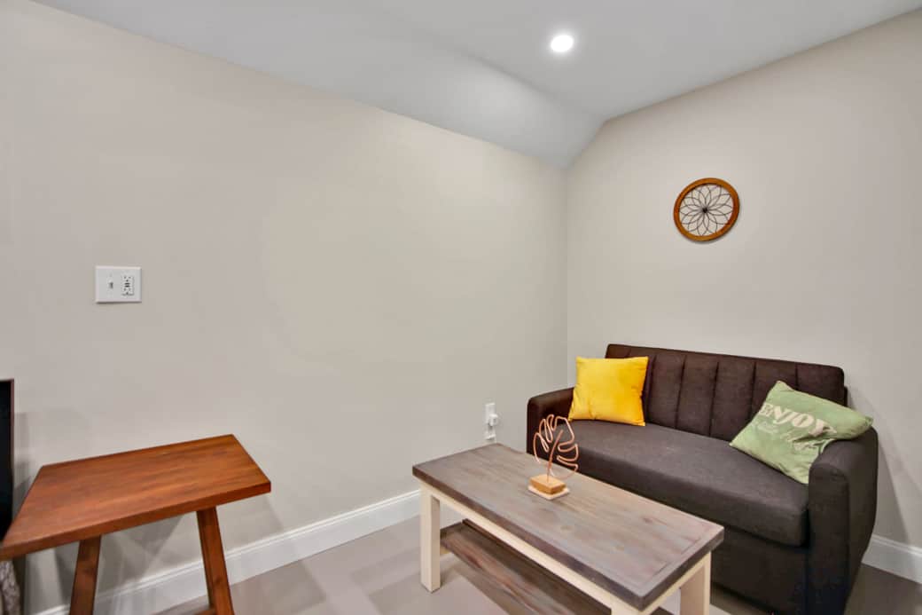Raven Feather Retreat - Unit 3 - Queen Bed, private entrance, private bathroom