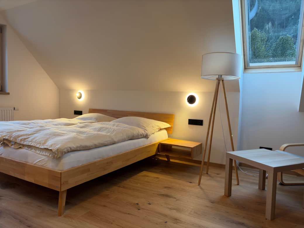 Großes Penthouse Schlafzimmer mit 1.80 m breitem Doppelbett und Stockbett.