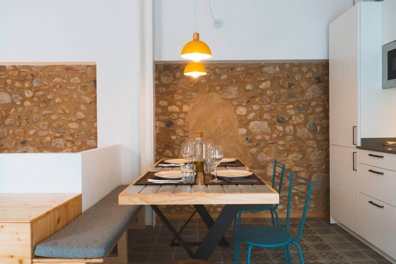 La mesa para comer, como muchas cosas en la casa, la hicimos nosotros. Para así conseguir estos espacios tan originales.