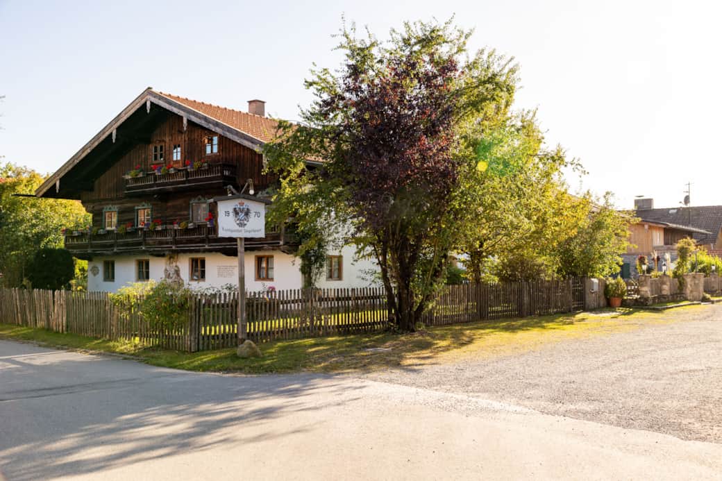 ferienwohnung-neufahrn-alpenstil-Gebäudeansicht