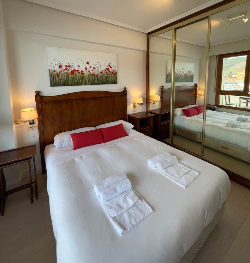 Dormitorio con cama de matrimonio y salida directa a la terraza.