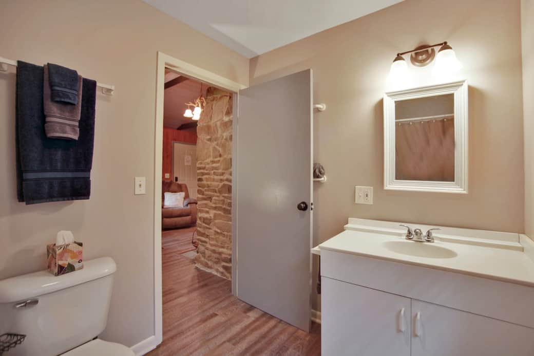 1 bathroom, tub/shower combo, towels and hairdryer provided