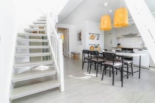 Esszimmer mit großem Tisch für 6 Personen