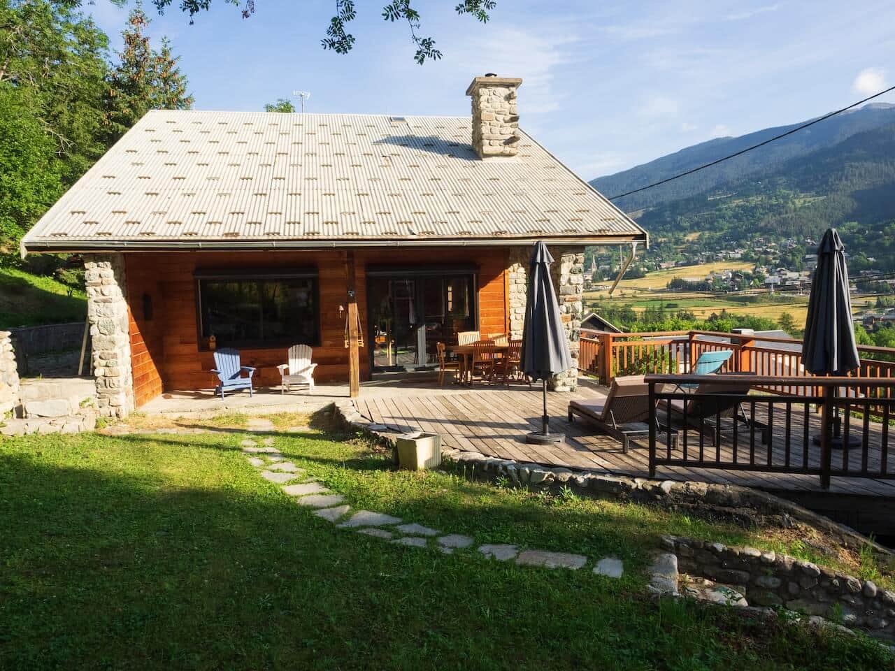 Chalet Mont Milo en été, terrasse avec vue panoramique sur la vallée, Serre Chevalier Vallée