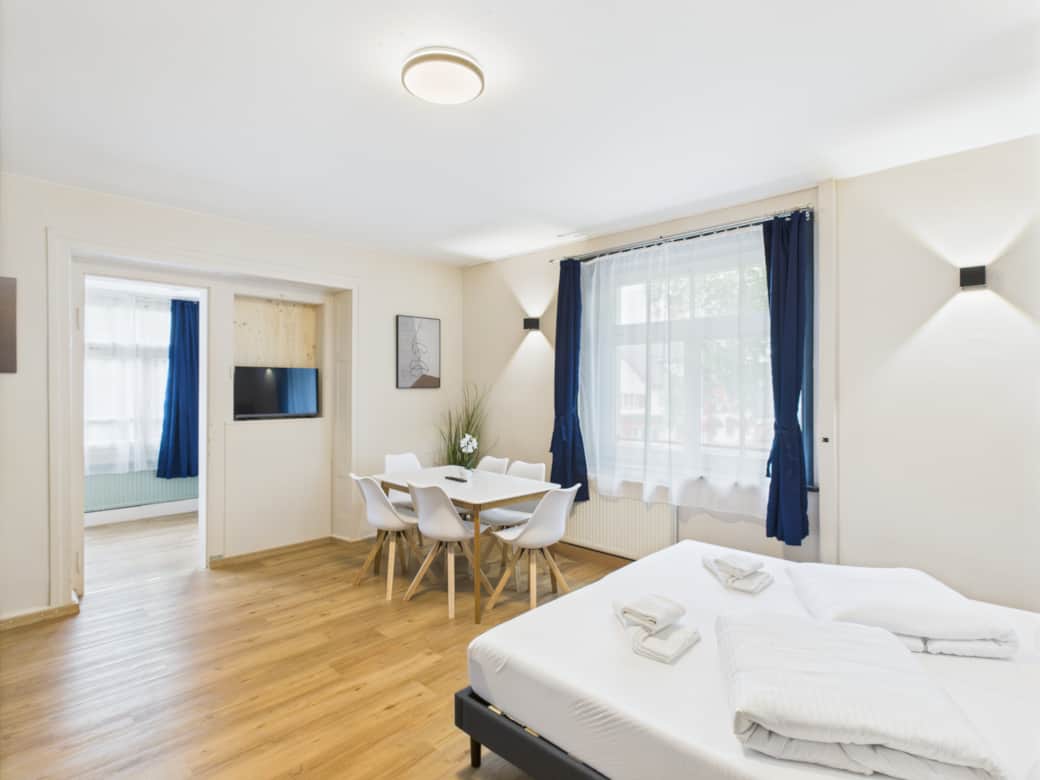 Einladendes Schlafzimmer mit 2 bequemen Einzelbetten, Essbereich für 6 Personen mit Smart-TV Einladendes Schlafzimmer mit 2 bequemen Einzelbetten, Essbereich für 6 Personen mit Smart-TV