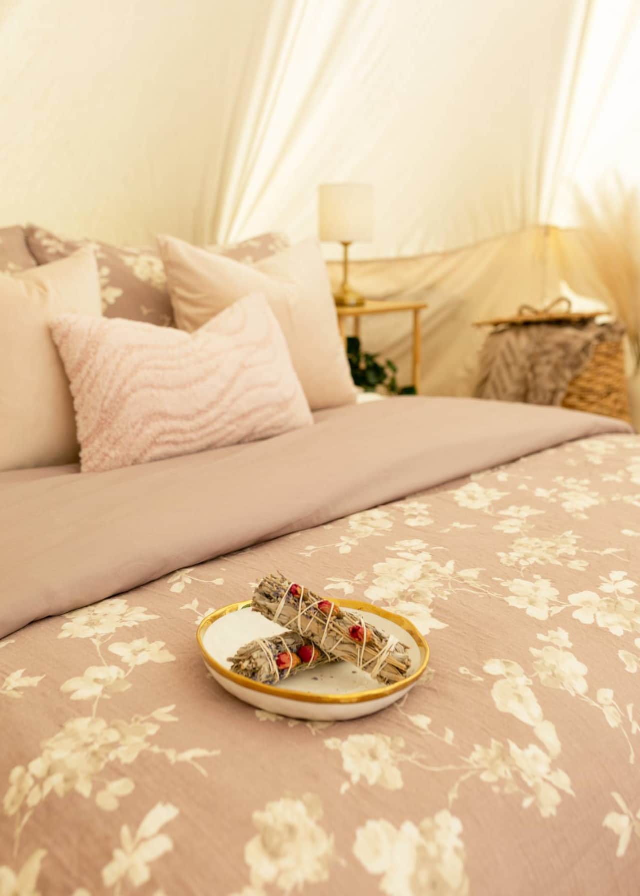 Cozy Layers and Thoughtful Comforts