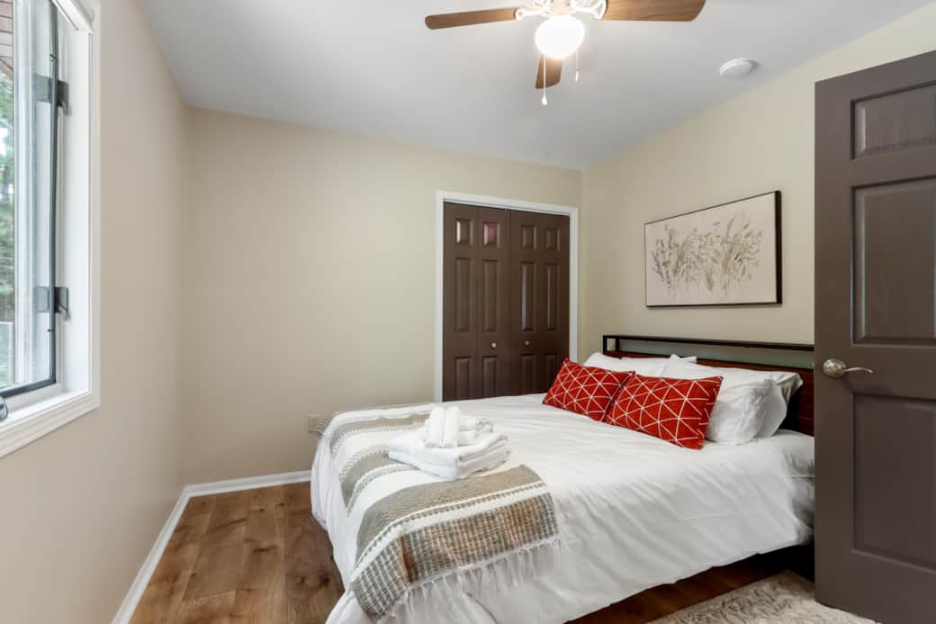 Bedroom with queen sized bed