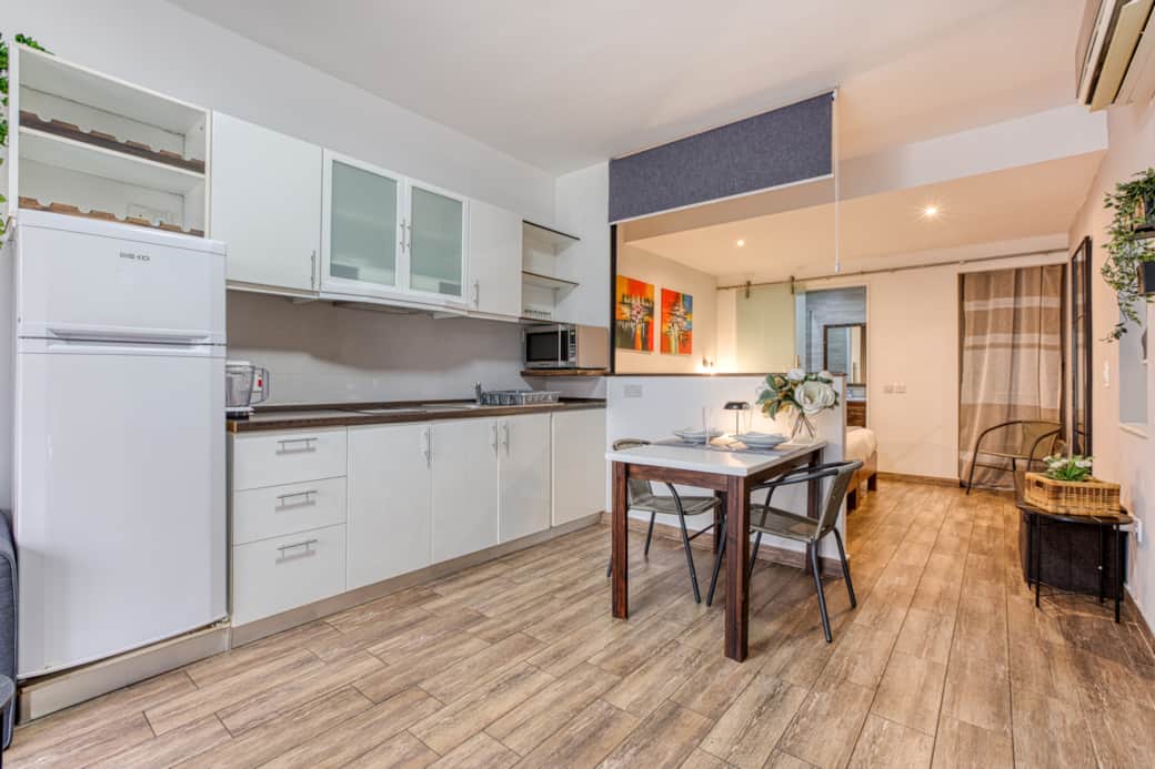 Fully equipped kitchenette and dining space