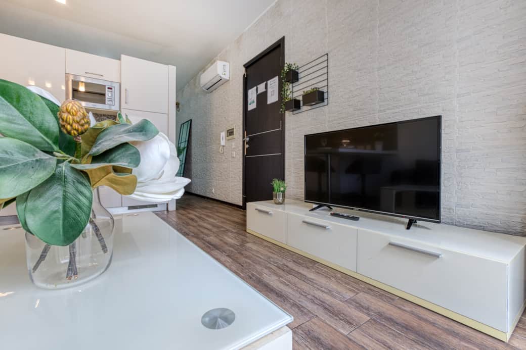 Bright open-plan studio with fully equipped kitchenette and dining space