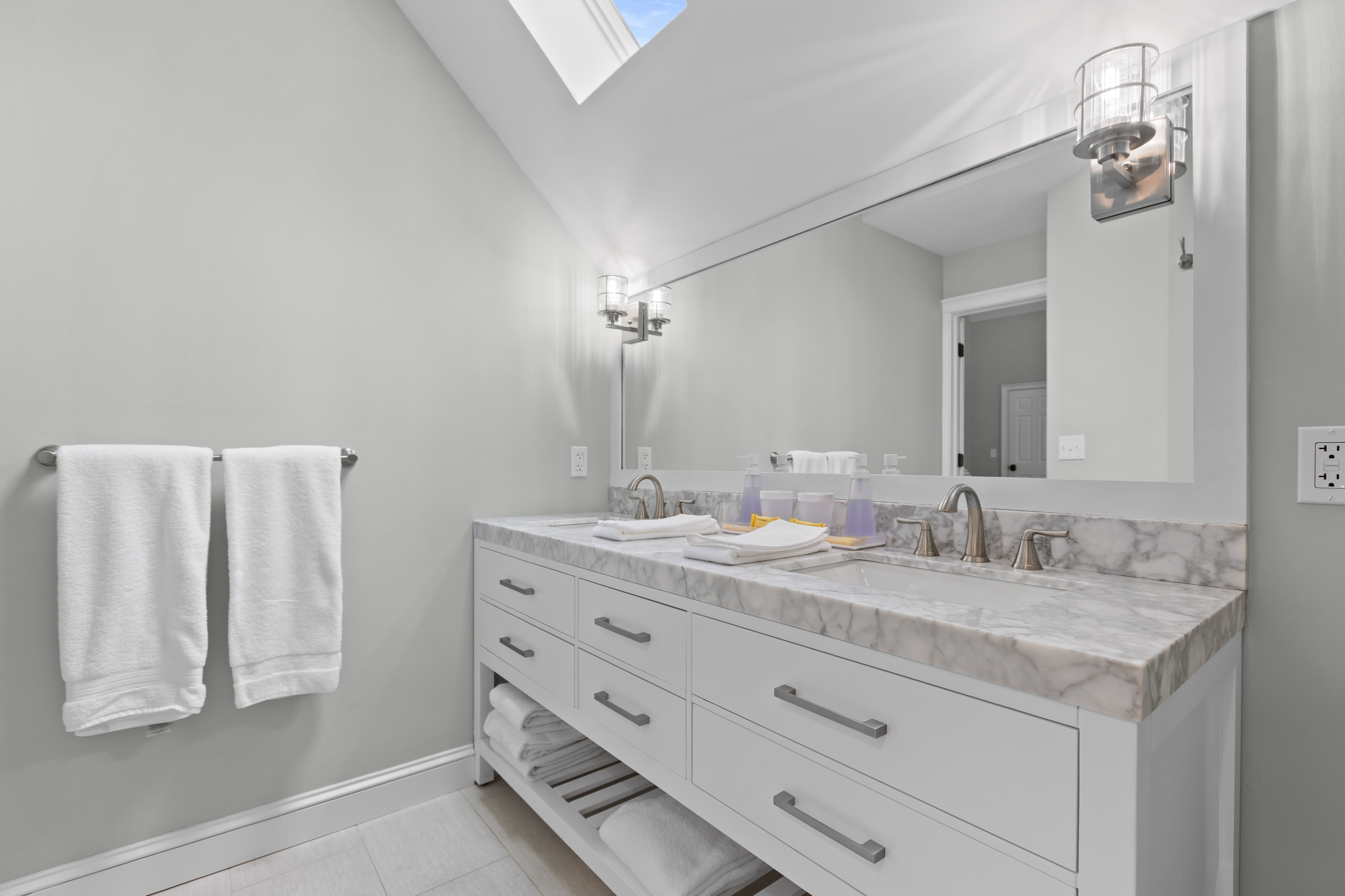 King Bathroom (second floor) ensuite