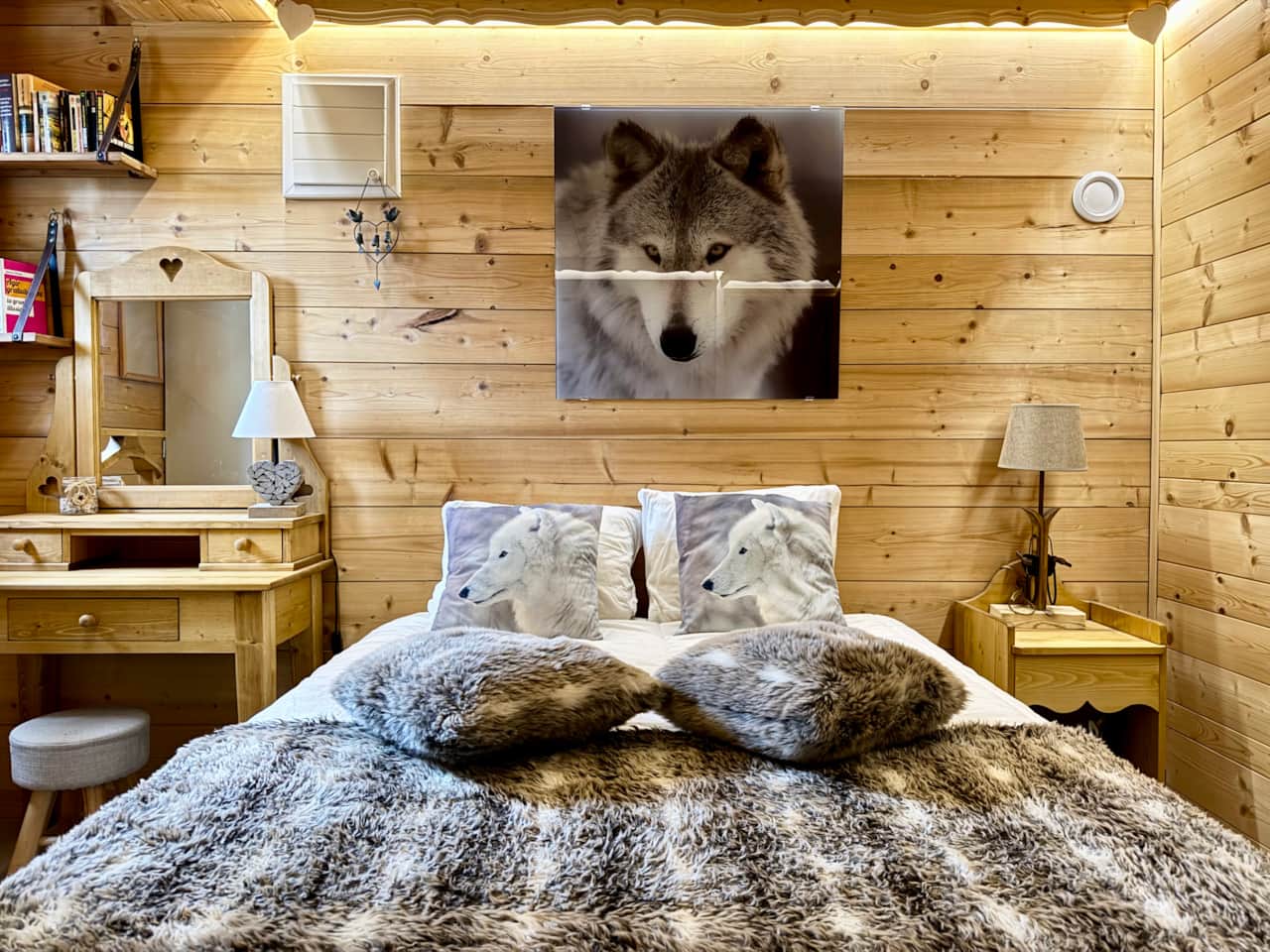 Chambre 1, 1 lit 140cm à la décoration montagnarde dans ce magnifique gite aux Rousses.