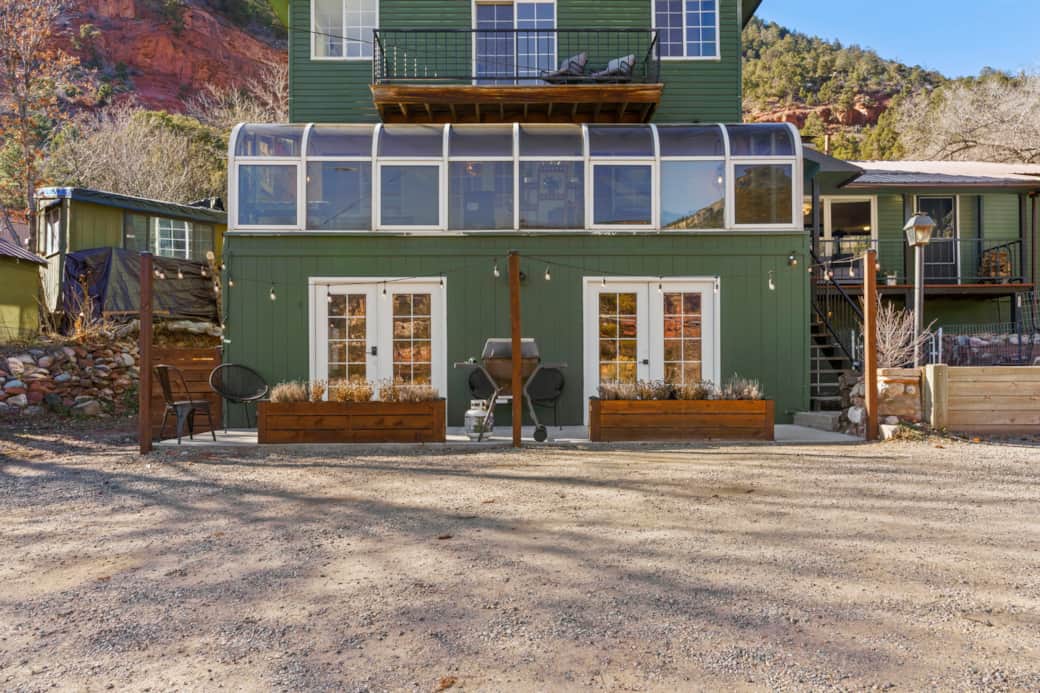 Front of Hannah's Hideaway Front of Hannah's Hideaway