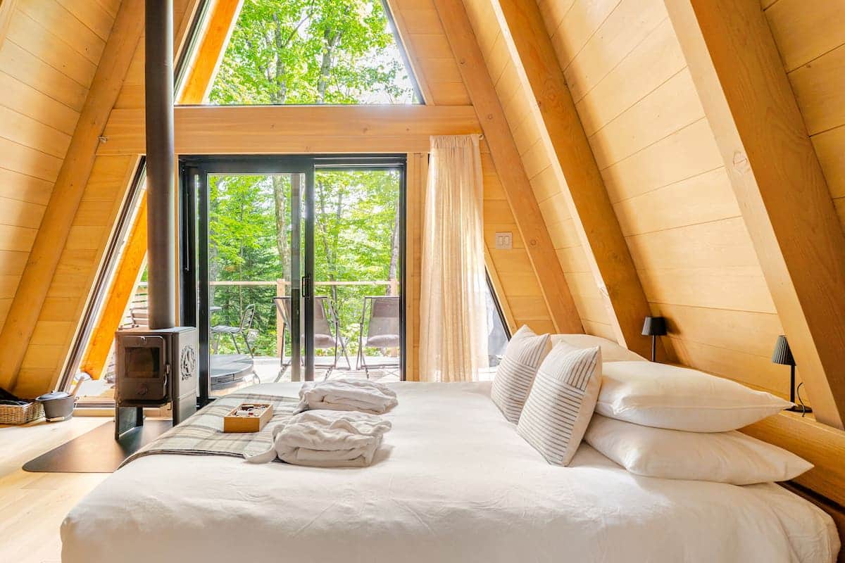 Lit douillet, textures naturelles — parfait pour une vraie pause.
