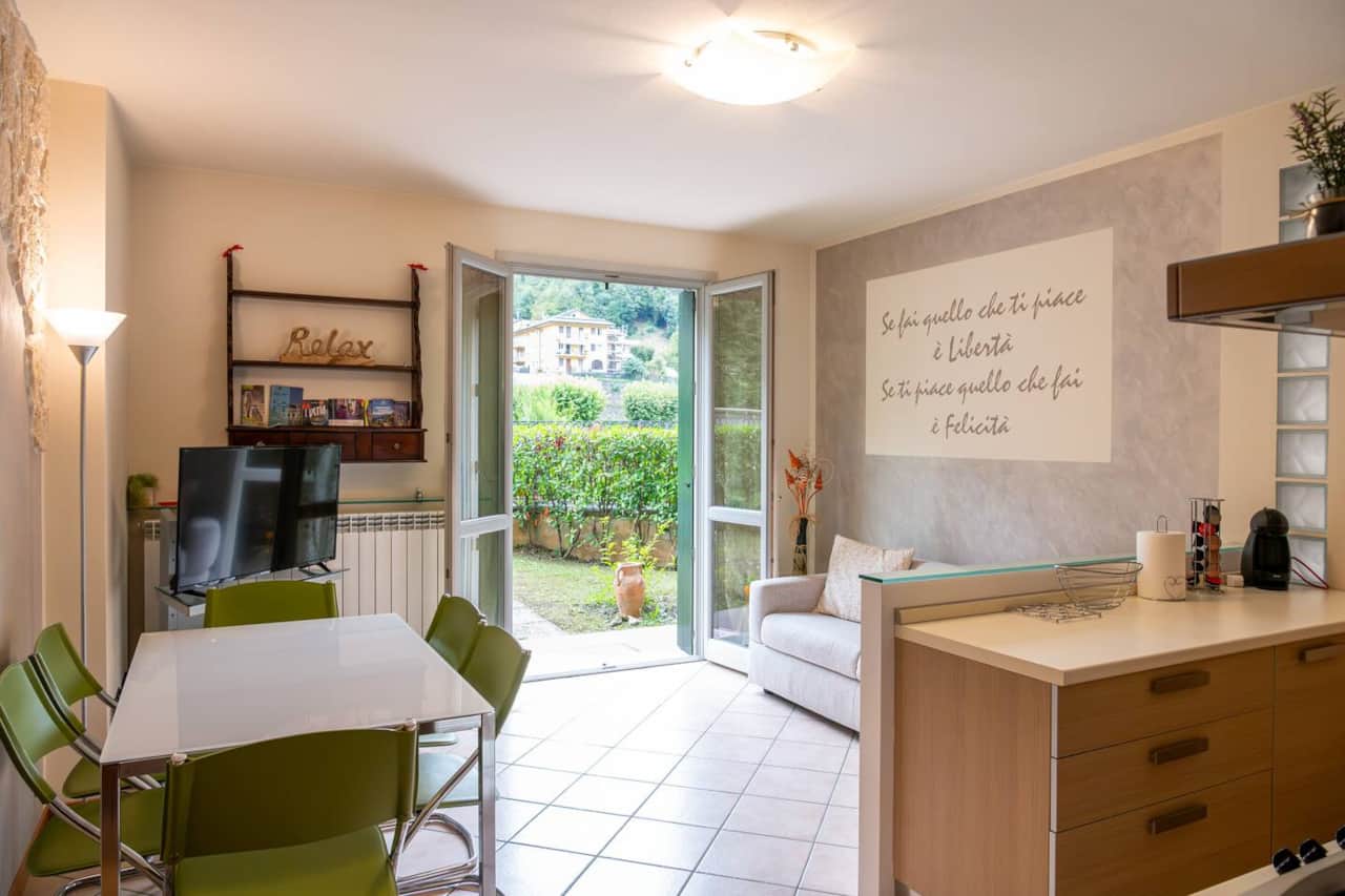 soggiorno con divano letto, smart tv, tavolo per pranzare in compagnia e sfruttabile anche per lavorare da remoto