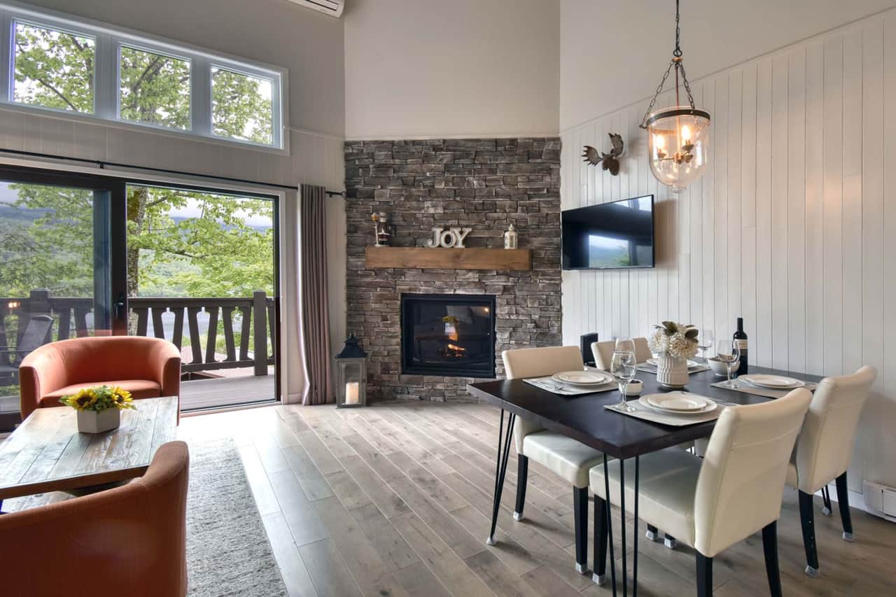 Salon avec foyer