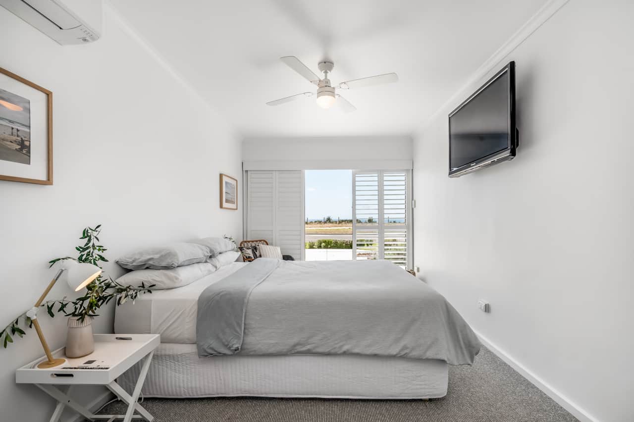 Bedroom 1 (Queen bed, smart TV, sea view)
