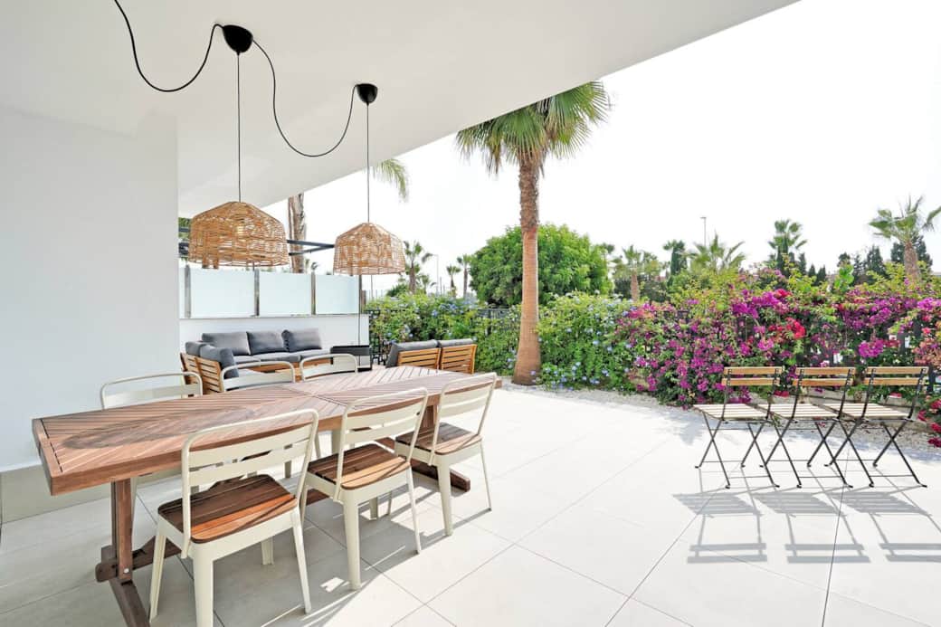 terraza, zona comedor al aire libre y jardin