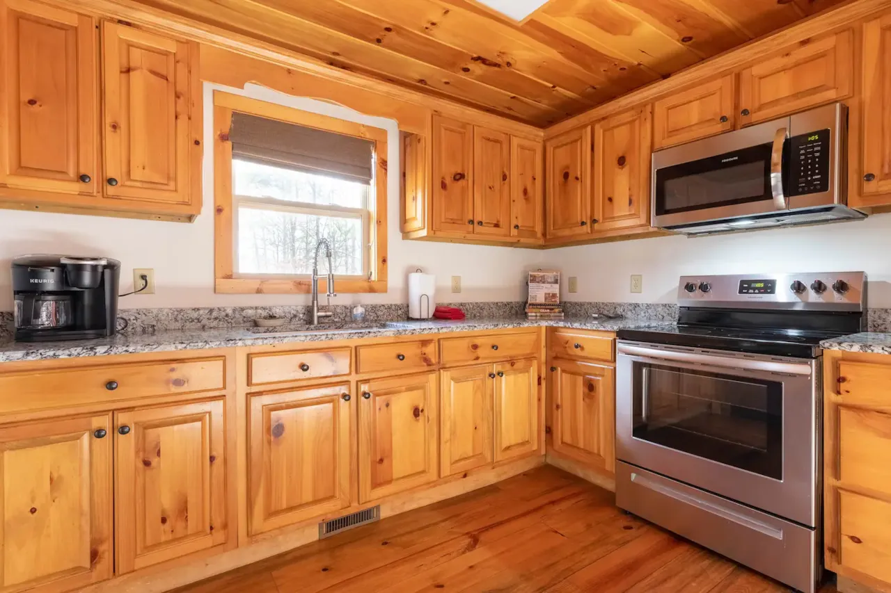 Fully Eqipped Kitchen Includes Everything A Gourmet Chef Needs, New Stainless Steel Appliances, Keur