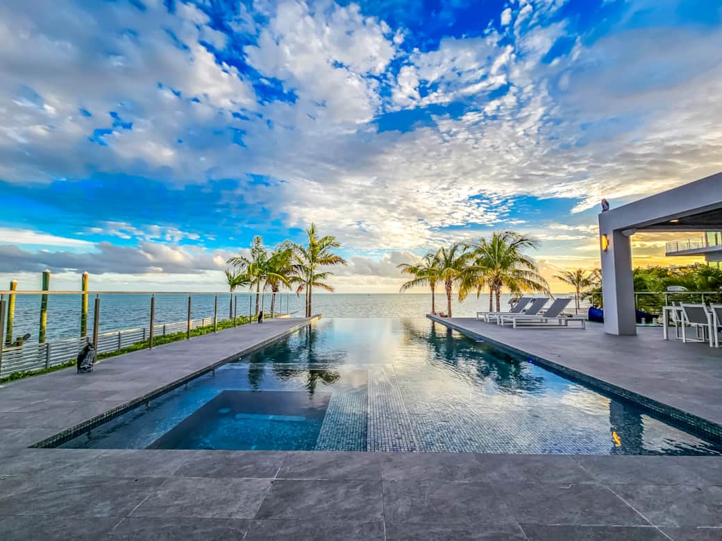 Sunset View Spa, infinity pool
