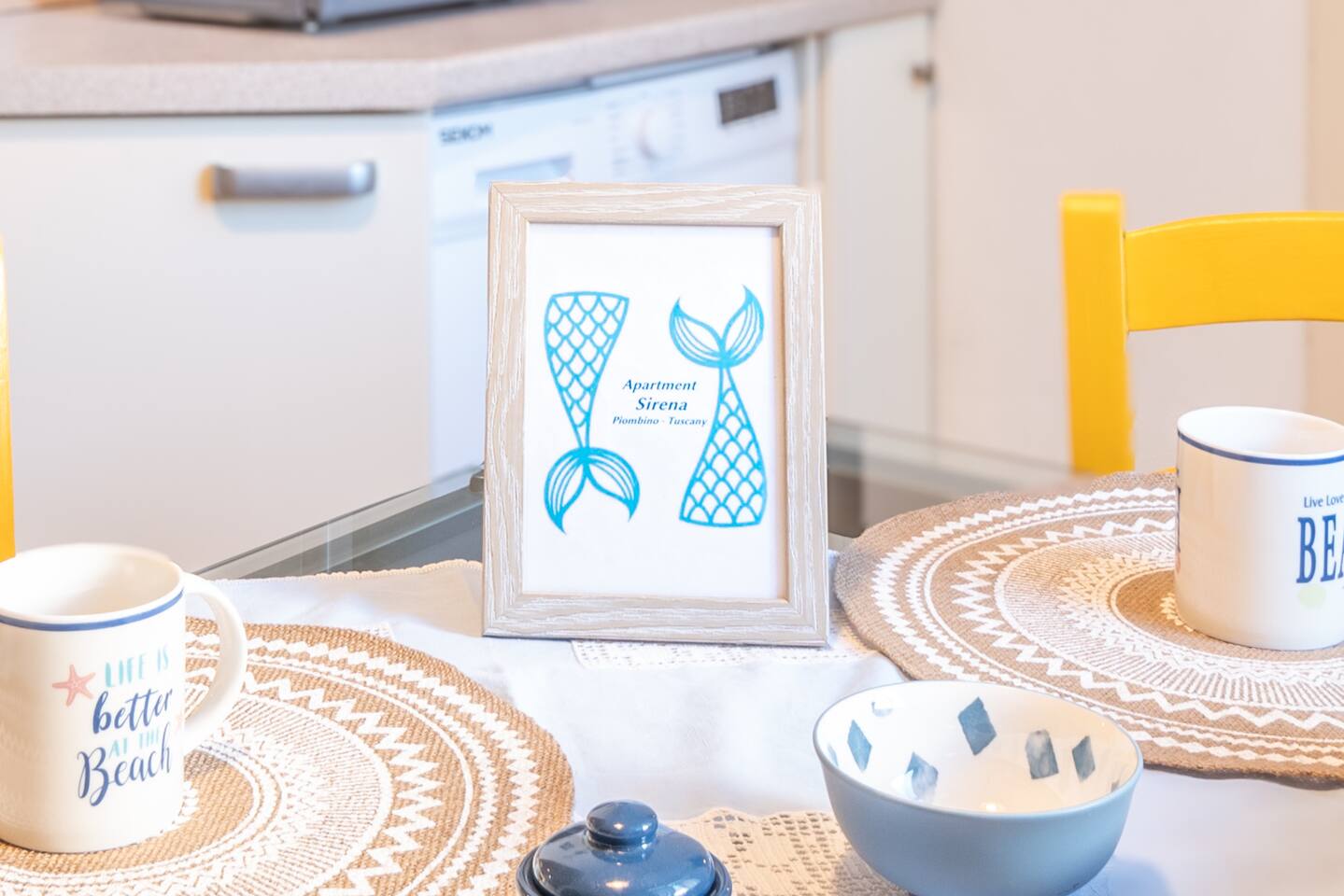 Cucina completa con tavolo da pranzo