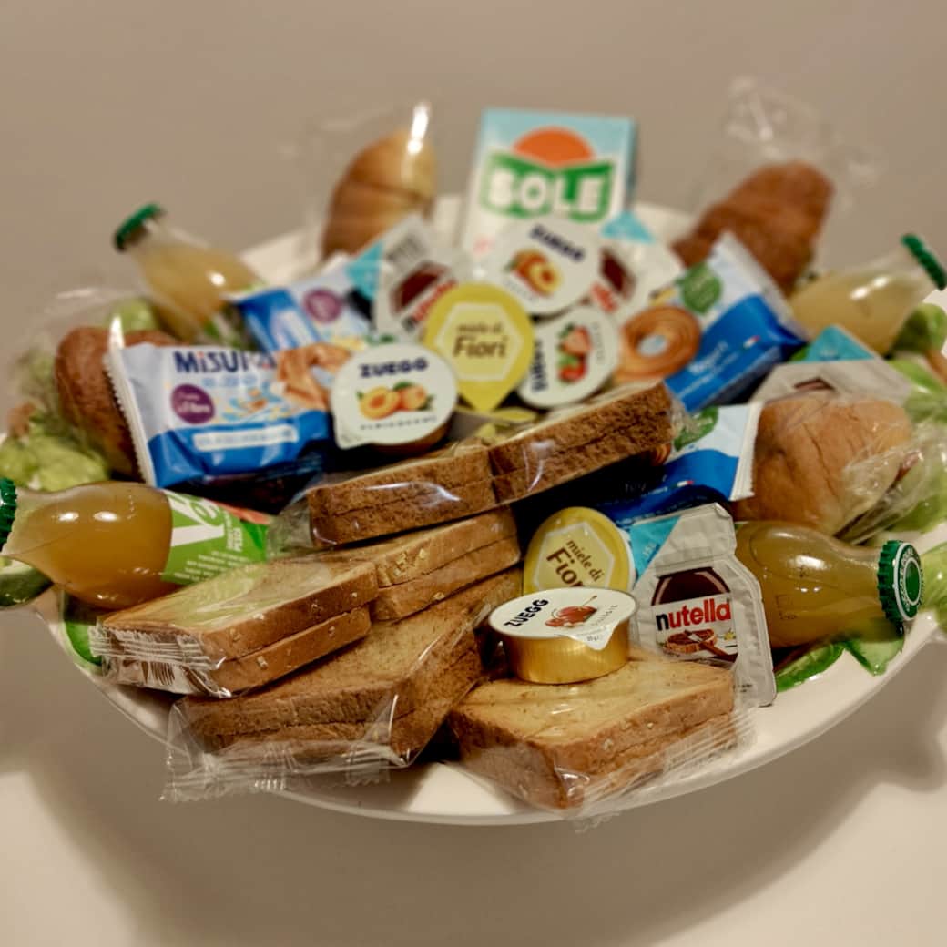 Produkty na słodkie śniadanie we włoskim stylu.