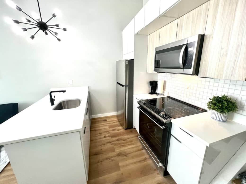 Full kitchen with all the amenities, breakfast bar, dishwasher, microwave, refrigerator, full oven range, coffee machine,garbagedisposal, dishes and cookware.