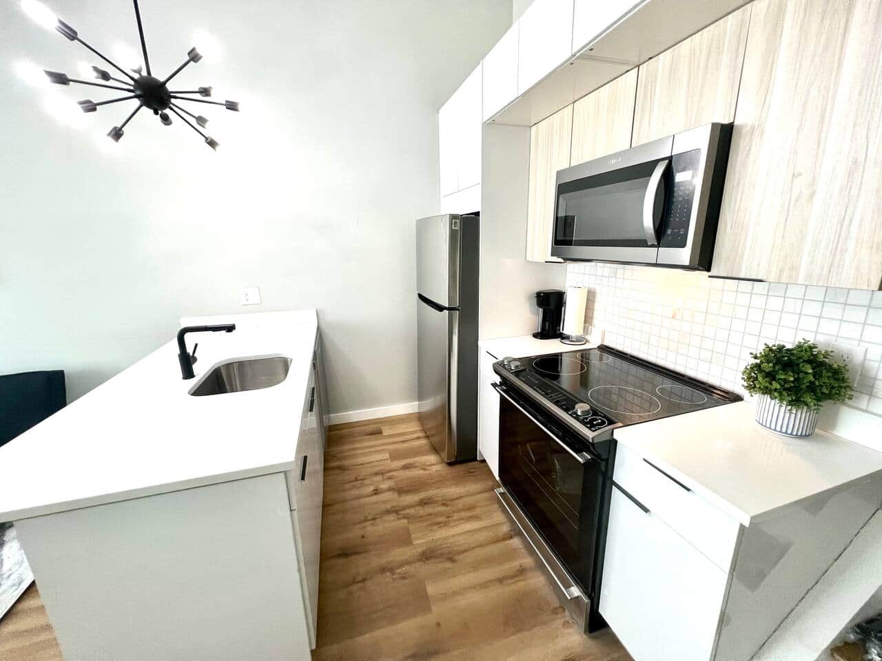 Full kitchen with all the amenities, breakfast bar, dishwasher, microwave, refrigerator, full oven range, coffee machine,garbagedisposal, dishes and cookware.