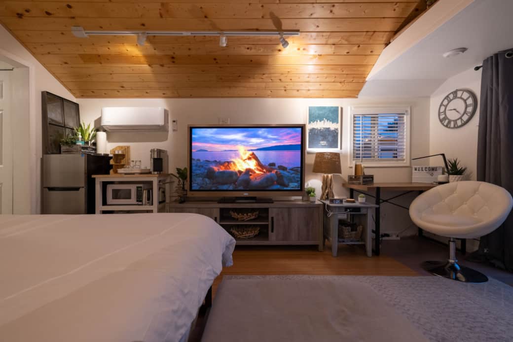 kitchenette | tv | workspace
