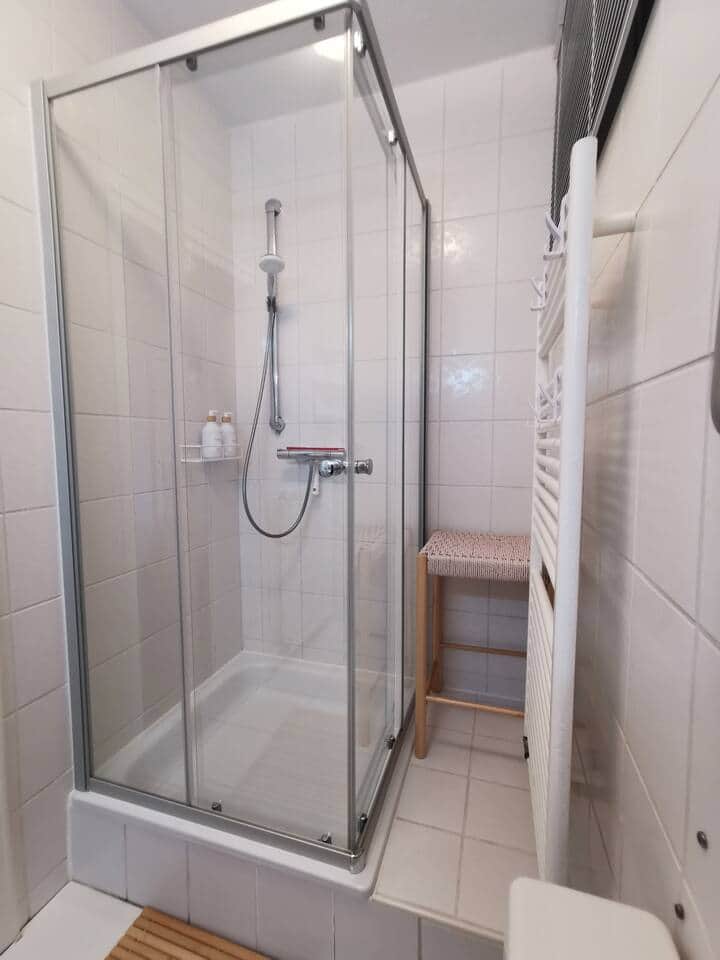 Das helle Badezimmer bietet dir eine angenehme Atmosphäre – perfekt für eine erfrischende Dusche am Morgen oder ein entspanntes Abendritual. Das helle Badezimmer bietet dir eine angenehme Atmosphäre – perfekt für eine erfrischende Dusche am Morgen oder ein entspanntes Abendritual.