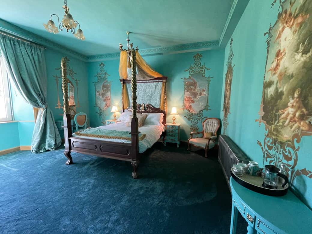 Cherub bedroom with king size four poster bed and En Suite. 
Has TV, wifi, sofa and table with tea and coffee making facilities. 
Wardrobe with hangers, dressing table with mirror. 
