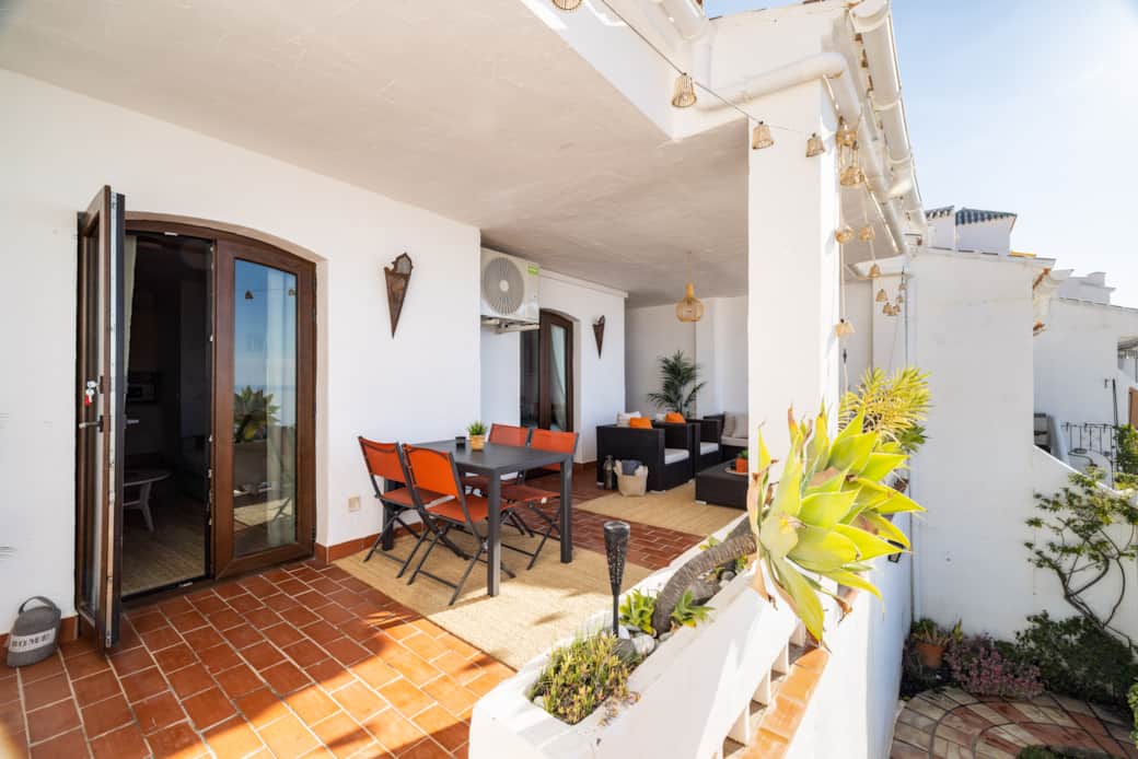 Terrassen med matplats och lounge. Terrassen med matplats och lounge.