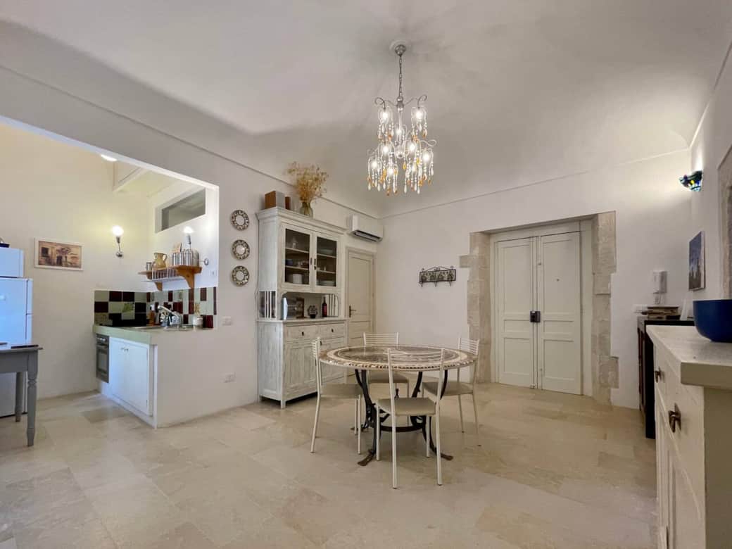 Tinello con balcone e angolo cottura. Il centro della casa dove si affacciano gli altri ambienti.