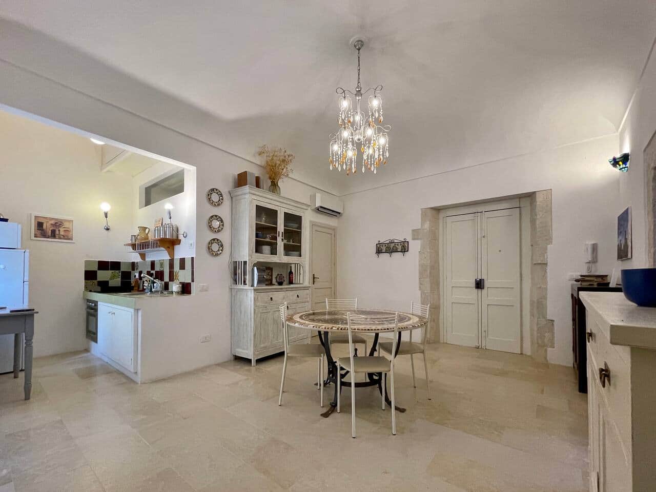Tinello con balcone e angolo cottura. Il centro della casa dove si affacciano gli altri ambienti.