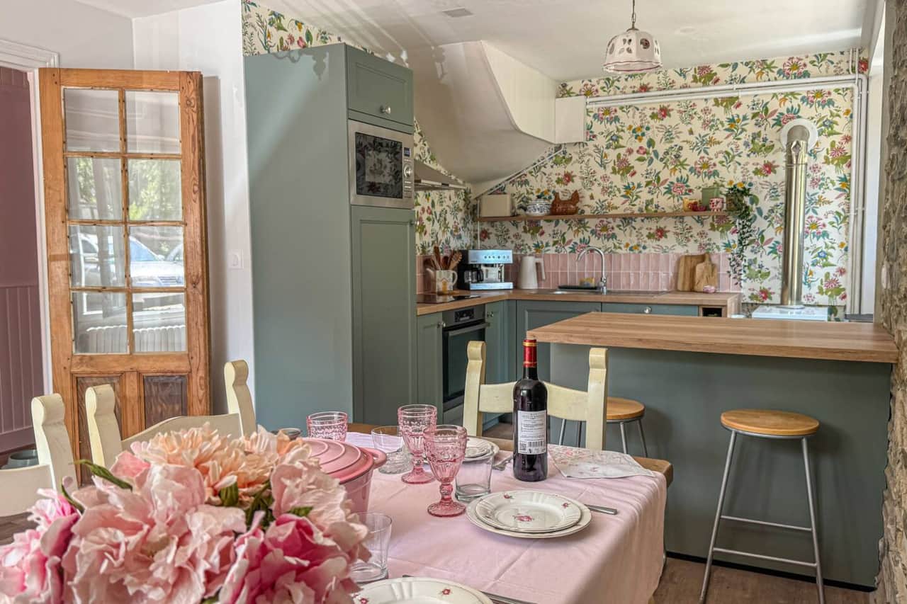 Cuisine ouverte et salle à manger, table ancienne et vaisselle choisie avec soin