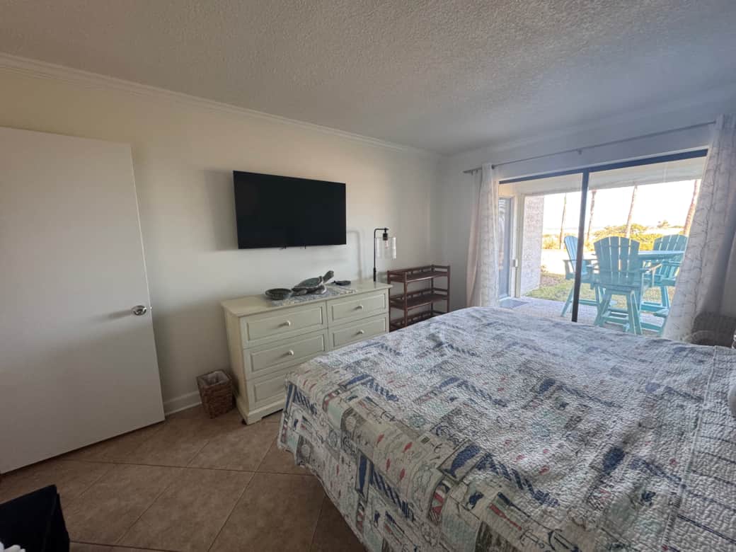 ~Bedroom with King-size bed and ocean view~