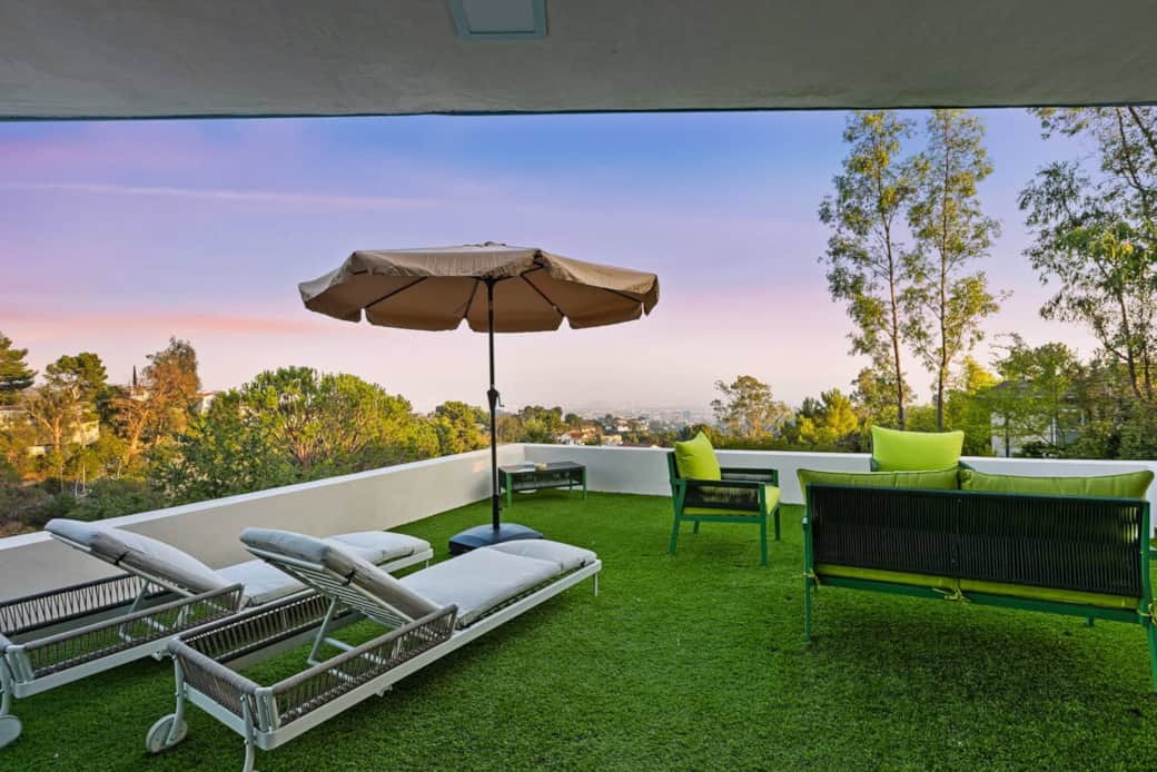 Front patio, overlooking the city. Front patio, overlooking the city.
