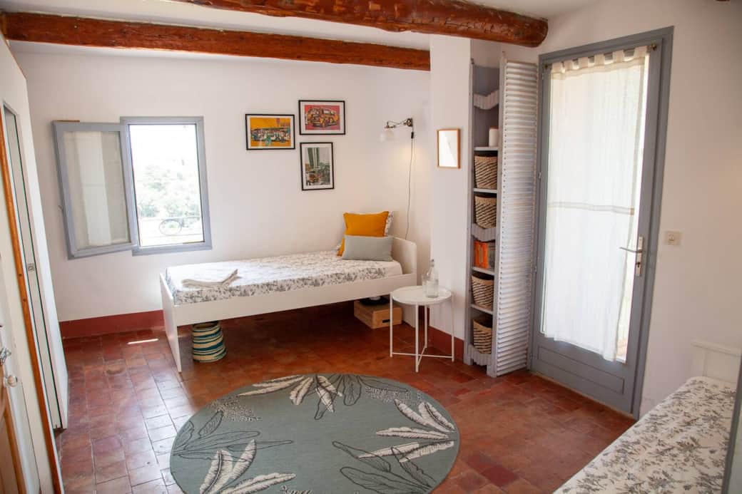Room 4: «Les Vignes» | This twin bedroom is located in the west wing, sits below «Disco», and has direct access to the upper terrace. A third bed can be added to this room upon request. 