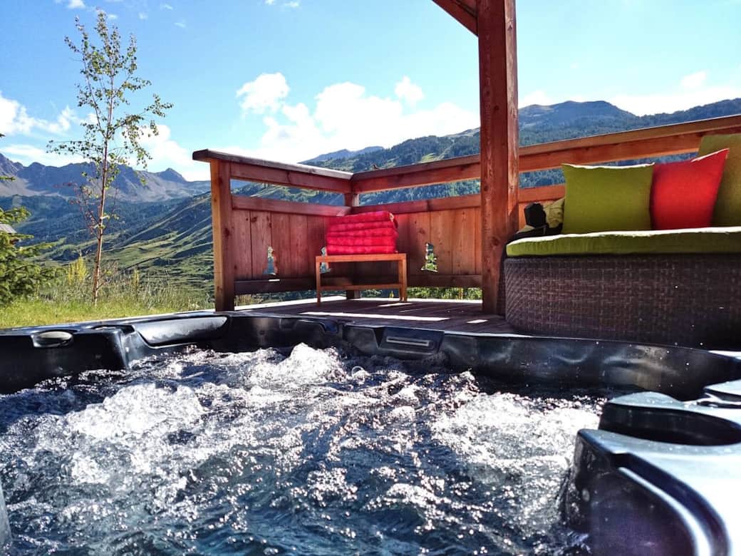 La vue du jacuzzi en été, chauffé toute l'année à 37°. Nous changeons l'eau systématiquement entre chaque location. La vue du jacuzzi en été, chauffé toute l'année à 37°. Nous changeons l'eau systématiquement entre chaque location.