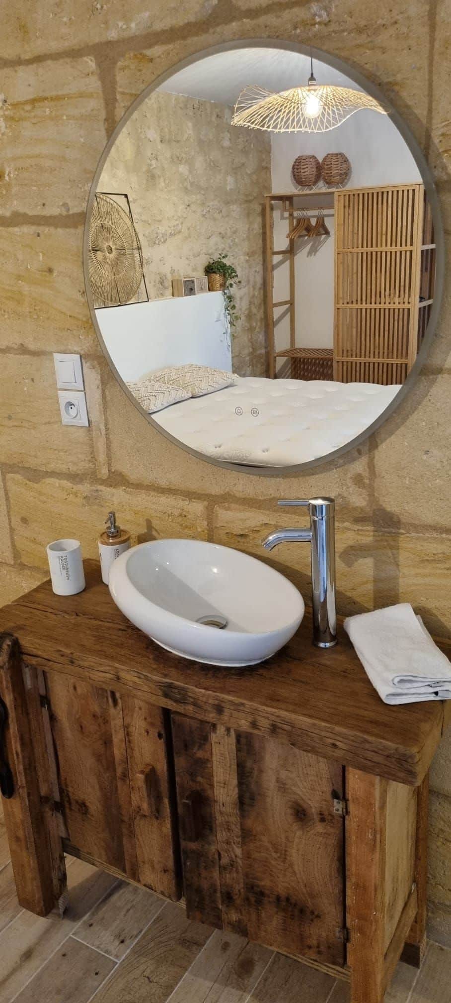 Ancien établi rénové et mis en meuble salle-de-bain