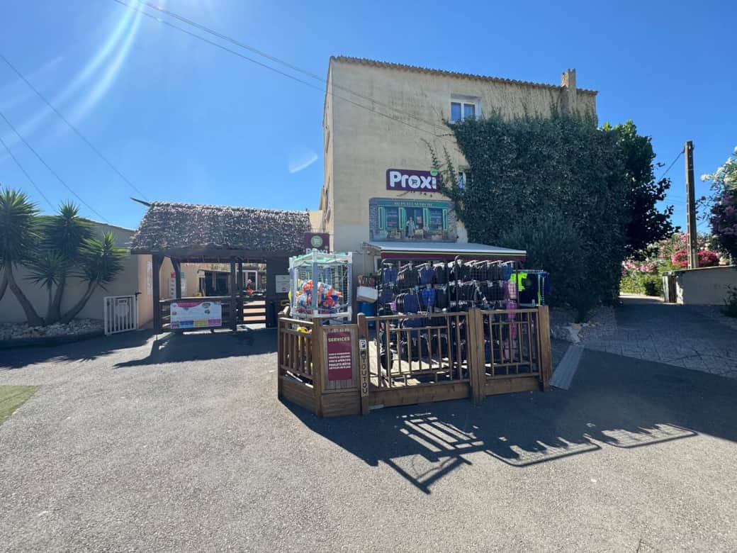 Proxi - Supérette à l'entrée du Club Fun, poulet roti en saison