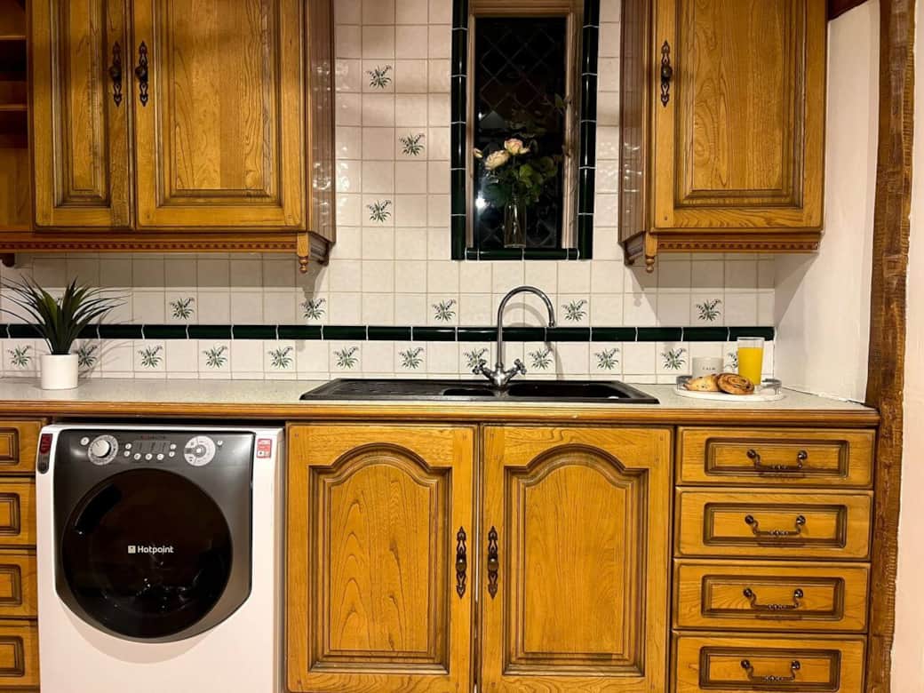 Experience your inner chef in this stunning and fully-equipped kitchen. Book your stay now with Top Stay Hosts serviced accommodation for short or long stays.