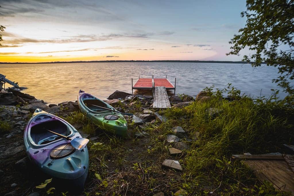 Quai, kayaks